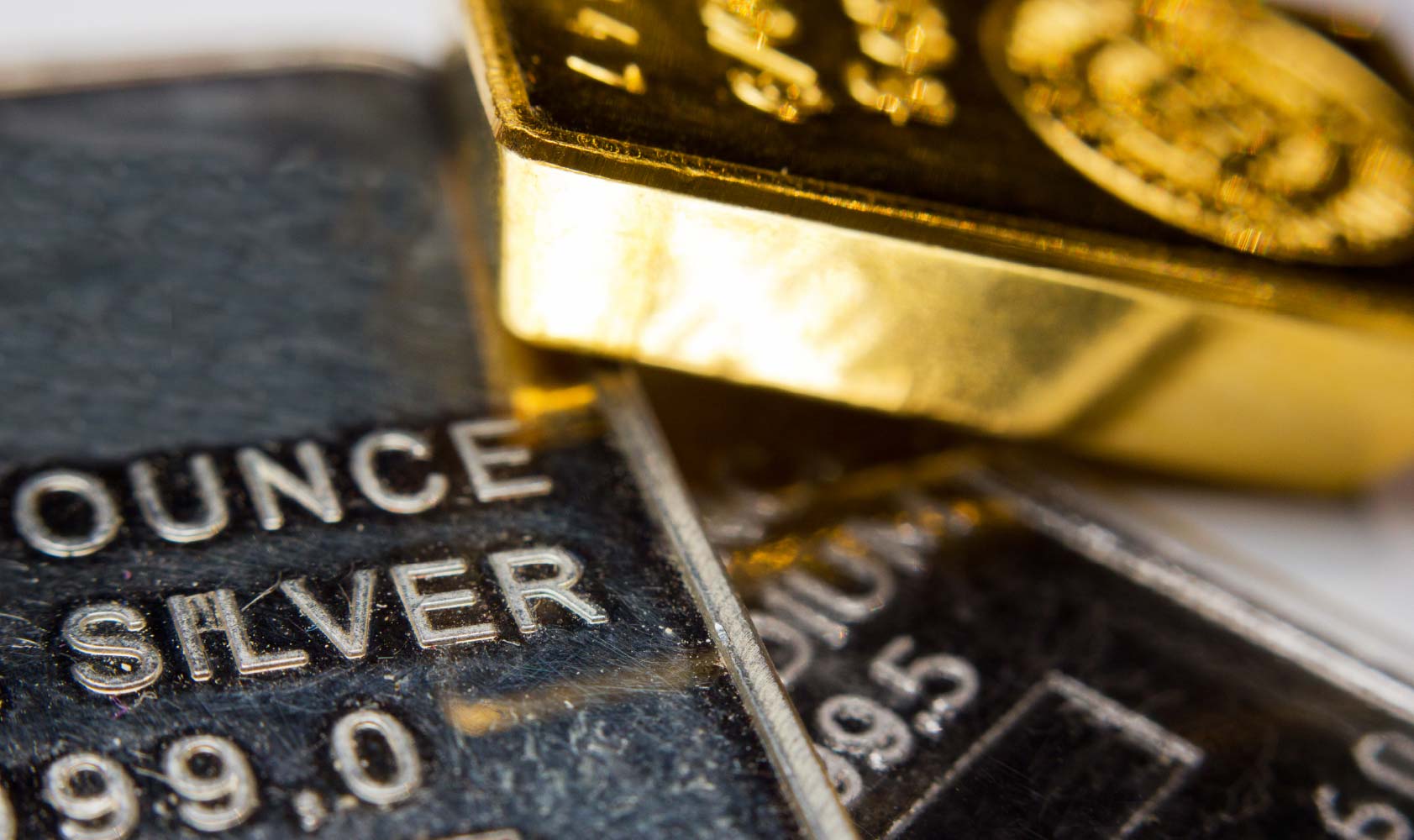 Emas dan perak sebagai aset lindung nilai di tengah ketidakstabilan