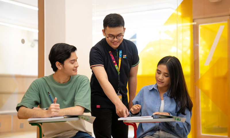 Hemat 10% |Cicilan 0% hingga 12 bulan | Merchandise Spesial - English One